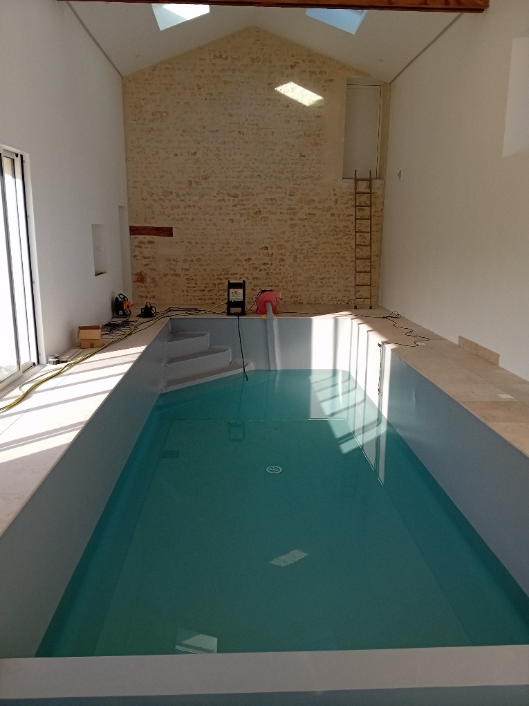 Grange piscine intérieur